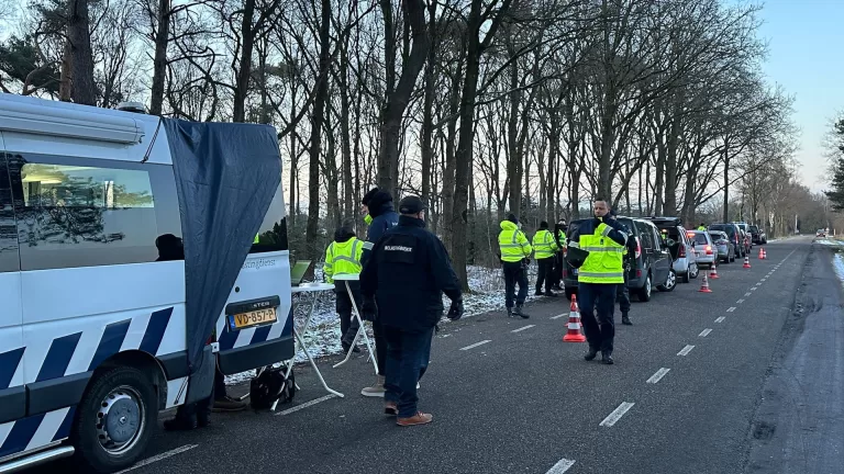 Grote controle bij camping De Kanthoeve in Bakel door politie, douane en belastingdienst