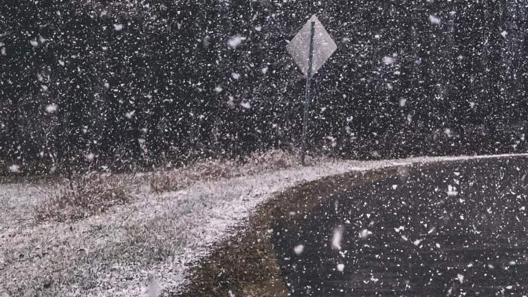 KNMI waarschuwt voor gladde wegen in regio door bevriezing en hagel- en sneeuwbuien