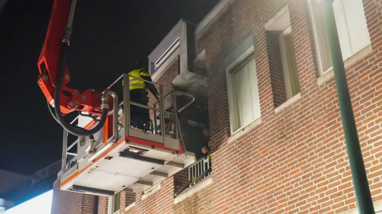 Brandweer bevrijdt politie tijdens hulpactie in Oude Martinetstraat Deurne
