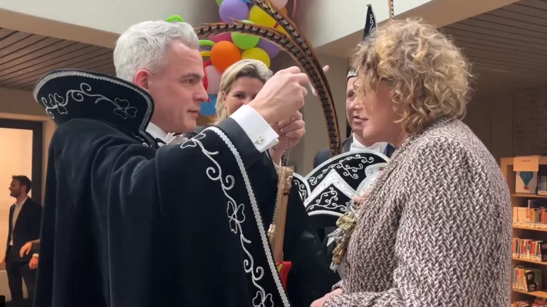 [VIDEO] Prinsen leveren sleutels in bij burgemeester Buter; nog één keertje carnavalspak aan