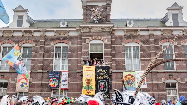 Carnaval officieel van start in gemeente Deurne met drukbezochte sleuteloverdracht op de Markt