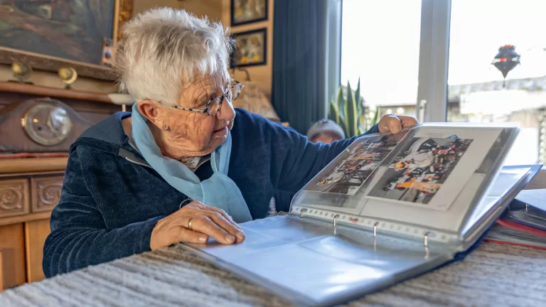 [VIDEO] Thea Mansvelders is dierbaar fotoboek van carnavalsoptocht 1962 kwijt: ‘Heb er slapeloze nachten van’
