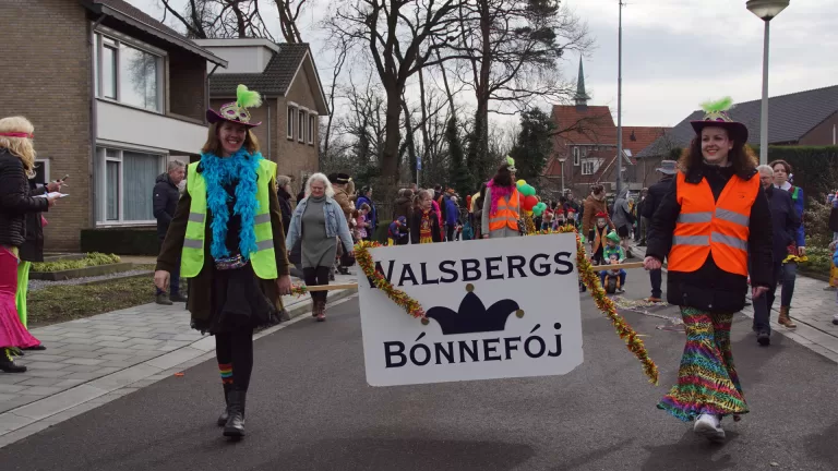 Carnavalsoptocht met 183 kinderen trekt door de straten tijdens Walsbergs Bonnefoj
