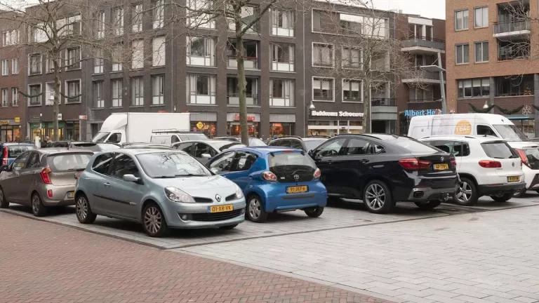 Drie weken lang minder parkeerplaatsen beschikbaar op Wolfsberg in Deurne door werkzaamheden