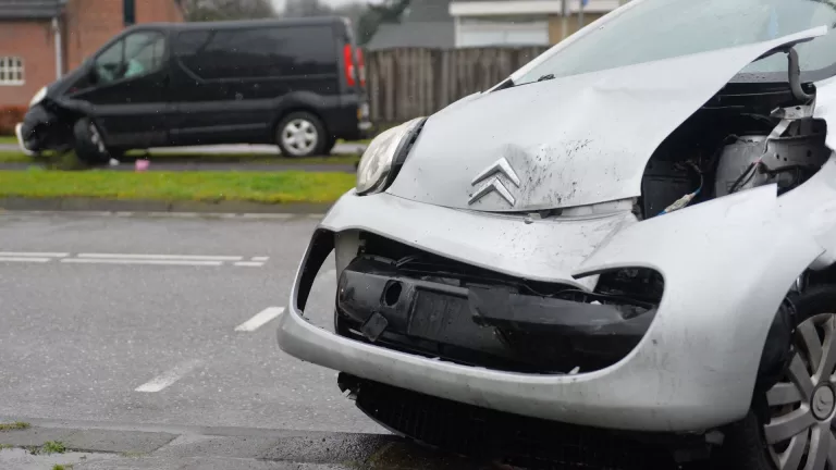 Twee auto’s total-loss na botsing op Houtenhoekweg in Deurne
