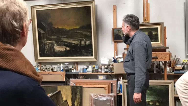 Restaurator Marc Bies vertelt in Museum De Wieger over drie generaties schilderkunst