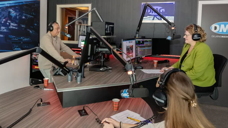 Burgemeester Buter blikt terug op haar leerzame radiodebuut bij DMG