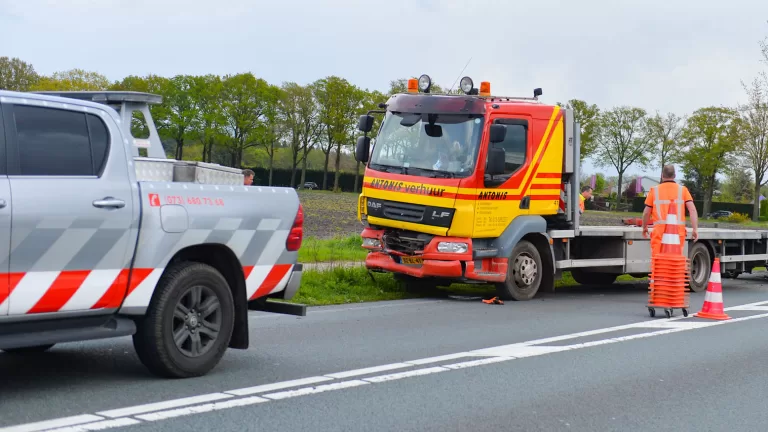Vrachtwagens botsen op elkaar na uitwijkmanoeuvre voor ambulance op Helmondsingel (N270) in Deurne