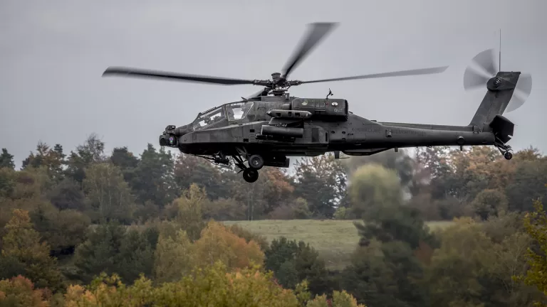 Defensie voert week lang testvluchten uit met Apache-gevechtshelikopter boven De Peel