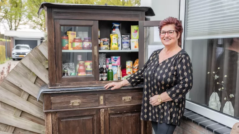 Armoedekast van Karin vervult in Koolhof al twee jaar belangrijke functie; ‘Alles is welkom’