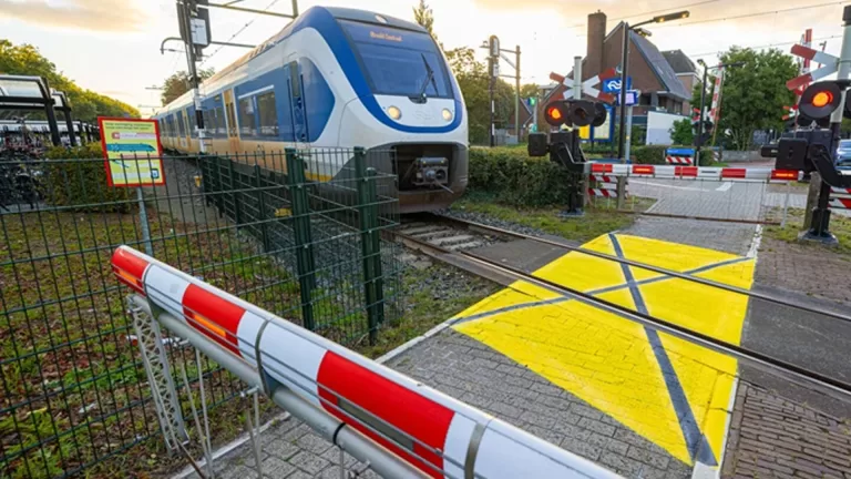 Voetgangersoverweg bij NS-Station Deurne moet veiliger worden door geel vlak met kruis op grond