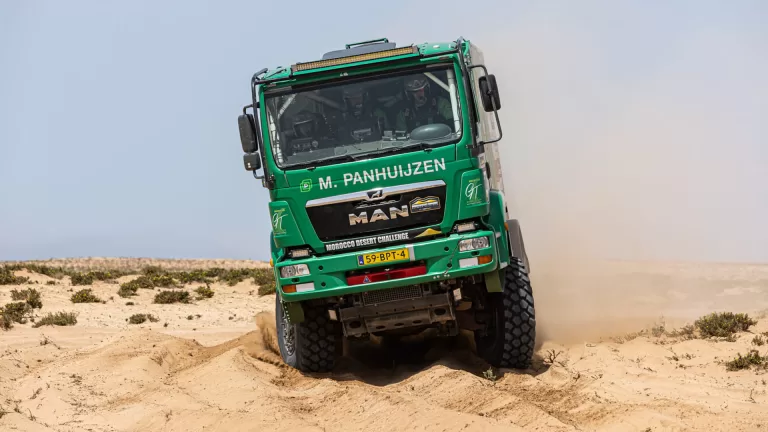 Truck en buggy van Greenteam Panhuijzen zonder kleerscheuren door proloog Morocco Desert Challenge