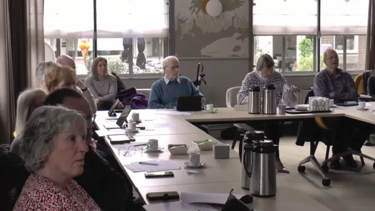 [VIDEO] Deurnenaren proeven in bibliotheek voor het eerst van ‘Koffie met een Tablet’