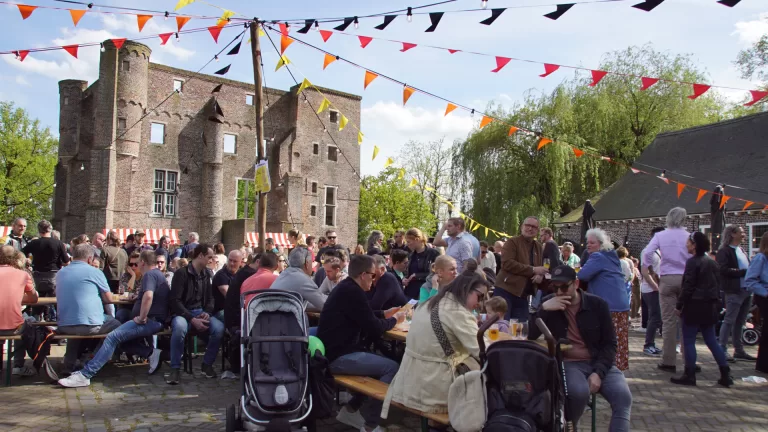 Bierliefhebbers proosten bij Lekker Ding Festival op kasteelplein in Deurne