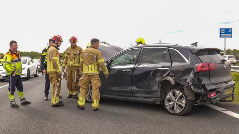 Snelweg A67 richting Venlo afgesloten na ongeval bij Helenaveen met twee personenauto’s