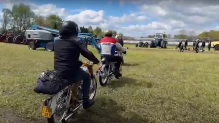[VIDEO] Op de oldtimerbrommer naar de Motorische Demo-Dagen om klassieke tractoren te bekijken