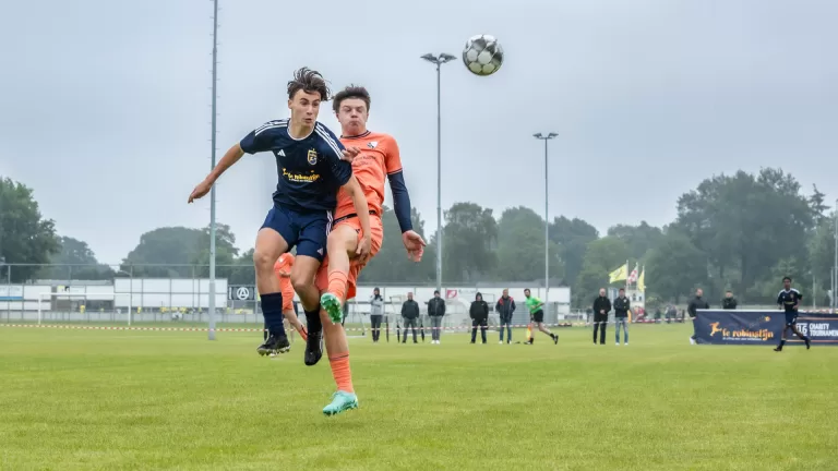 Jeugdtalenten van voetbalteams uit binnen- en buitenland strijden in Deurne bij FC Robinstijn Charity Tournament