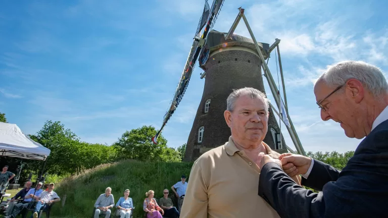 Penning van Verdienste van gemeente Deurne voor molenaar Harrie Smits