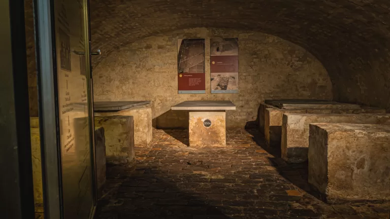 Kerkwacht zoekt uit grafkelder vermiste botten van heren van Deurne