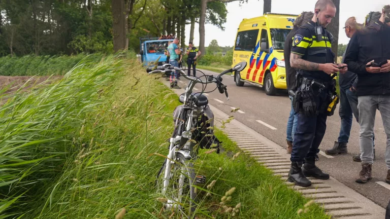 Fietser gewond na aanrijding met auto op Hazeldonkseweg in Vlierden