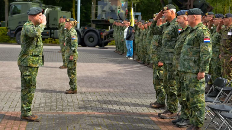 Kolonel Jos Kuijpers draagt na vier jaar commando Luitenant-generaal Bestkazerne over aan Olav Spanjer