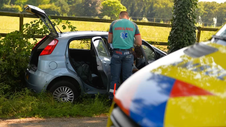 Auto botst tegen boom op Neerstraat in Bakel; drie inzittenden gaan er te voet vandoor