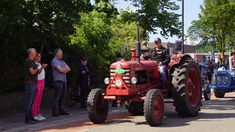 Leden VC De Krum beginnen aan hun vijfentwintigste tractortoertocht door de regio