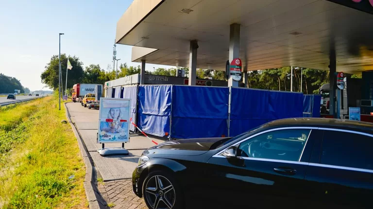 Dode man aangetroffen bij tankstation A67 ter hoogte van Liessel; politie sluit misdrijf uit