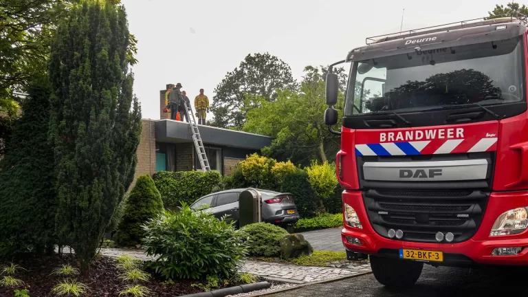 Boom valt door hevig regenval tegen woning in Eendracht in Deurne