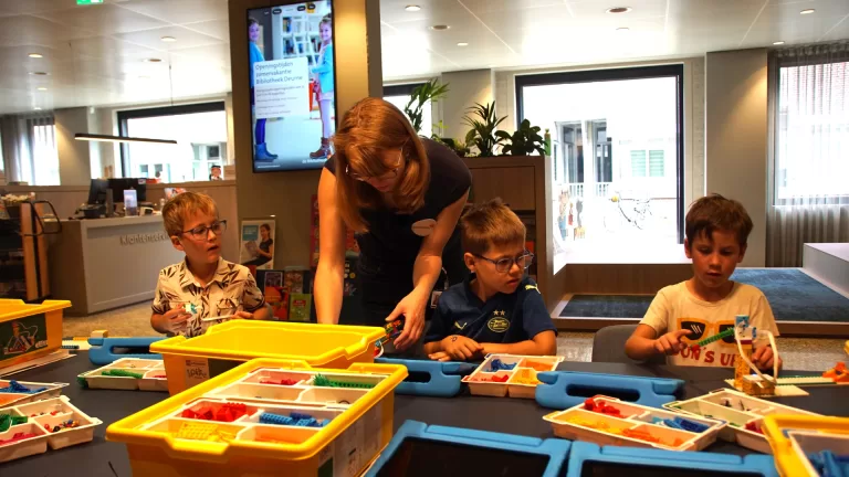 Spelend leren in de vakantie bij bieb in Deurne tijdens Lego-dag