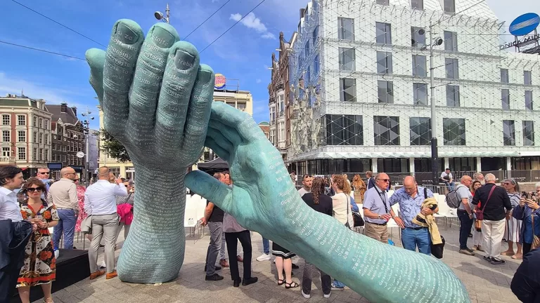 Monument Peter R. de Vries van Deurnese Rini Hurkmans onthuld: ‘Krachtig en liefdevol tegelijk’