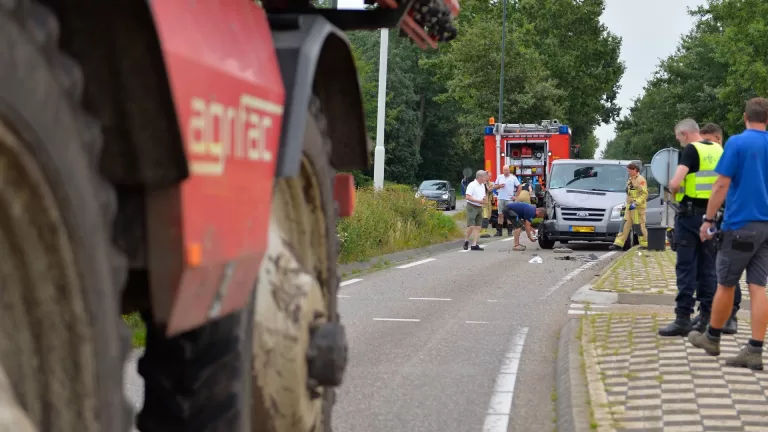 Busje botst tegen landbouwvoertuig op Burgemeester Van de Wildenberglaan in De Rips