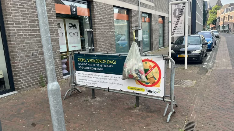 Waarschuwingsborden tegen te vroeg opgehangen PMD-zakken hebben niet gewenste effect