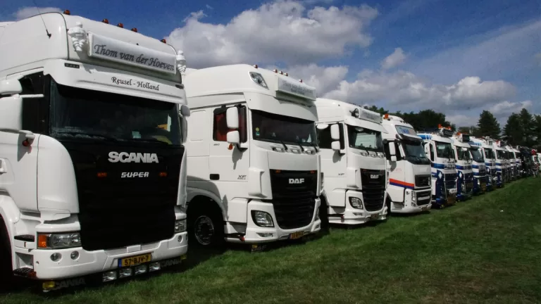 Truckshow in Liessel; wei vol met honderden vrachtwagens en natuurlijk Henk Wijngaard