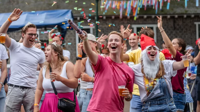 Vrolijk slotakkoord van TCB Brachus, Fever en Blaaskaak bij laatste dag Walhalla Zomerfeesten