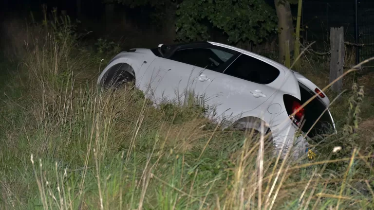 Auto belandt in sloot aan Mathijseind in Bakel; bestuurder spoorloos