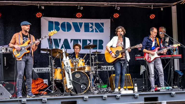 Deurnese Nederpopband Boven Water treedt op bij Friday Night Live op Martinetplein