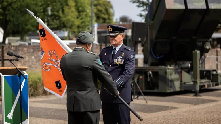 Olav Spanjer neemt commando van kolonel Jos Kuijpers over bij luchtverdedigingseenheid in Vredepeel