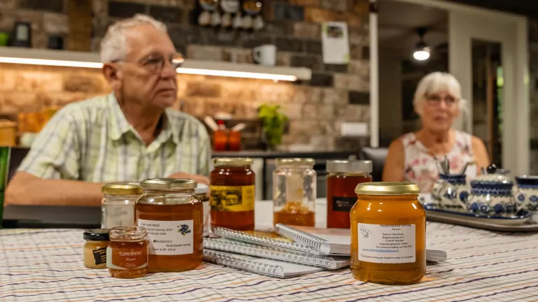 Vlierdense Gerard en Franca houden bijen uit liefde voor de natuur