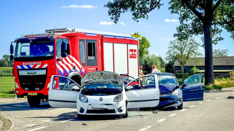 Twee auto’s botsen tegen elkaar op Bakelseweg in Deurne