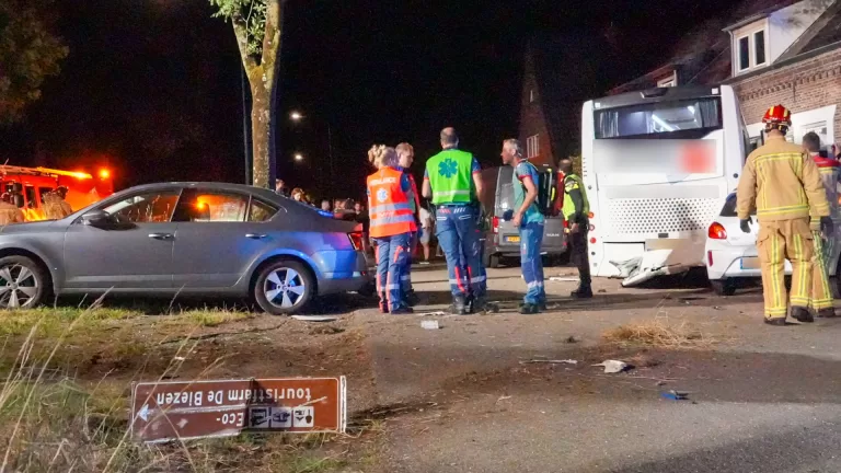 Bus van Liessels touringcarbedrijf botst tegen huis in Beek en Donk; chauffeur overleden