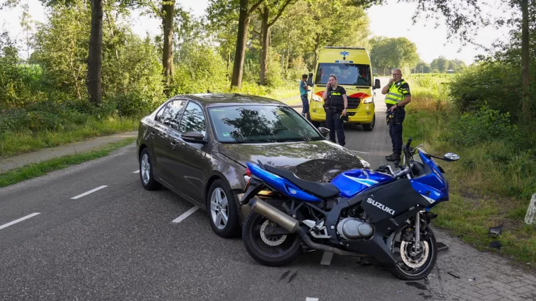 Auto en motor botsen op elkaar op Peeldijk in Milheeze