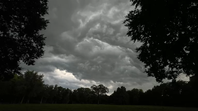 Noodweer in Limburg zorgt in Deurne voor onheilspellende lucht en snelle daling temperatuur