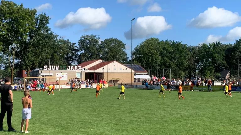 Jong voetbaltalent gaat strijd met elkaar aan; recordaantal deelnemers bij Pupillentoernooi van SJVV