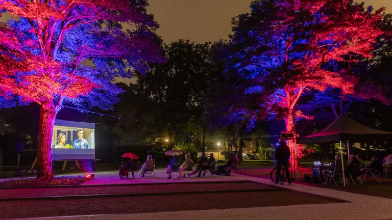 Horrorliefhebbers trotseren regen bij openluchtvoorstelling Scream; griezelen in Tuinpad Park