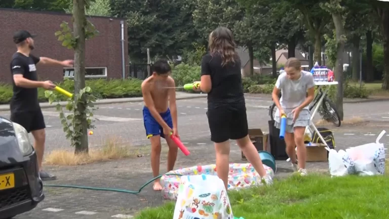 [VIDEO] Thuisblijvers koelen af met waterspellen bij Wijkcentrum Heiakker