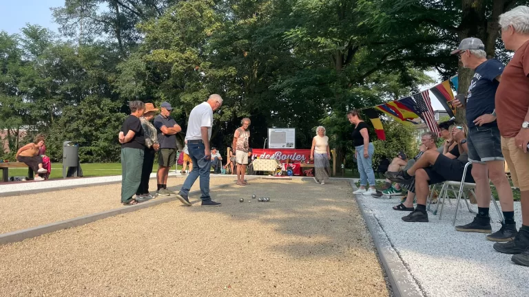 Vriendengroep STIEF wijdt Tuinpad Park in met jeu de boules-toernooi