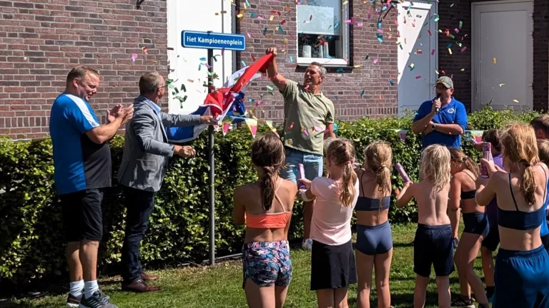 Vernieuwd Sportpark De Stikker in Helenaveen feestelijk geopend met onthulling van ‘Kampioenenplein’