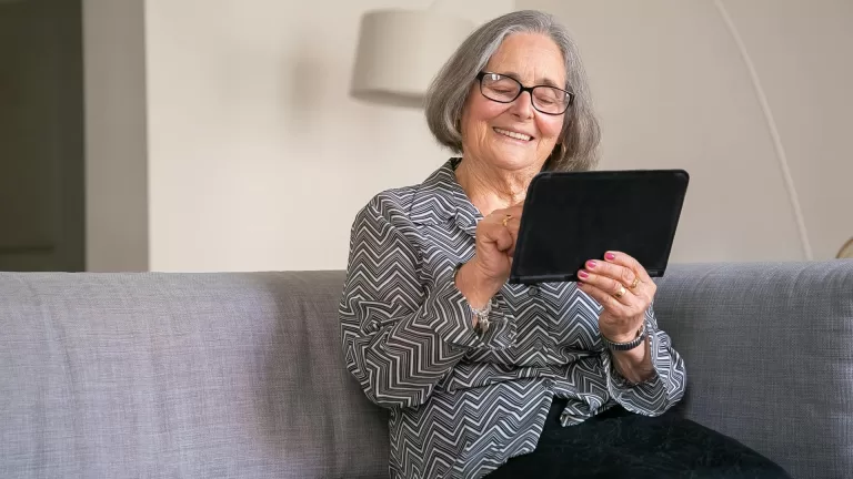 [VIDEO] Nieuwe bijeenkomst Koffie met een Tablet helpt senioren met zoeken op internet