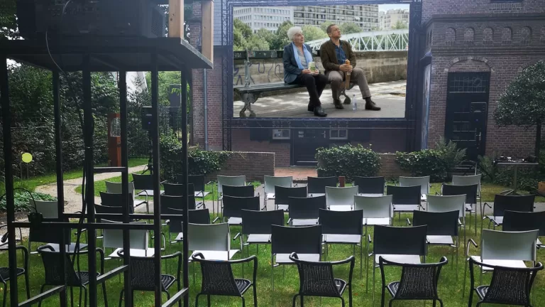 Franse zomeravondfilm Une Belle Course in tuin van Museum De Wieger